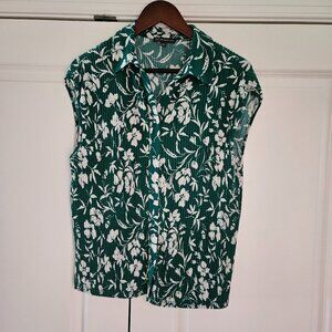 Sleeveless V-neck button-down Blouse